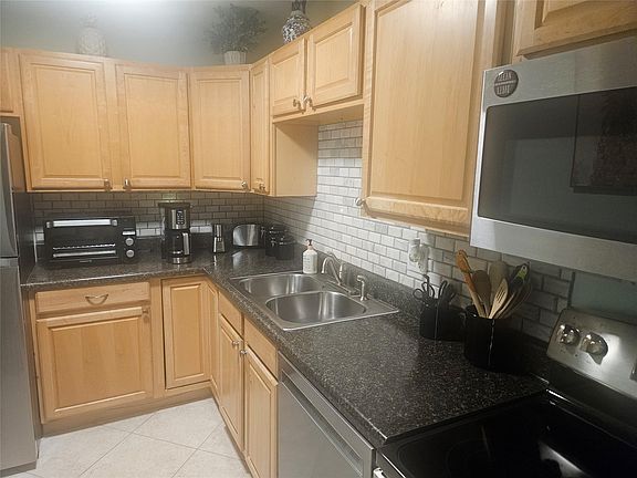 4th image of 959 SE 2nd Avenue #112