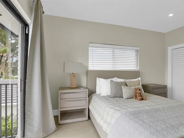 319 S Riverside Dr — Photo 43