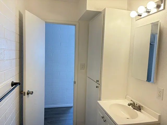 703 W 12th St #B — Photo 11