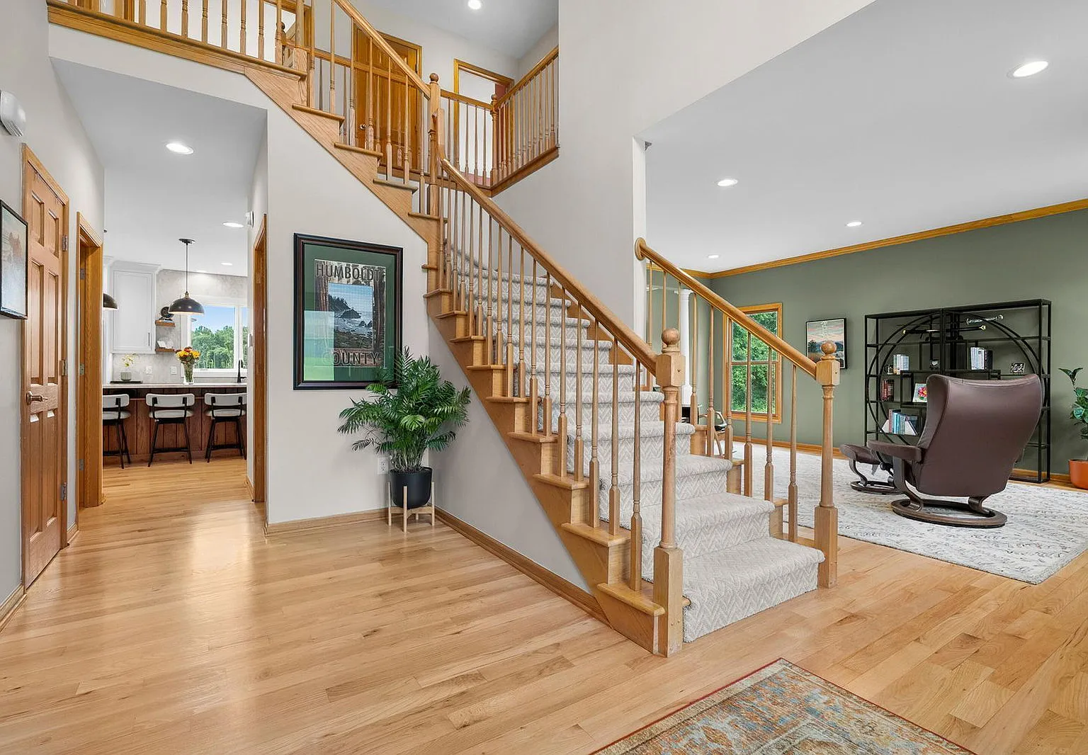 6 bed, 4.5 bath, 5372 sqft, $4,500 — Photo 4