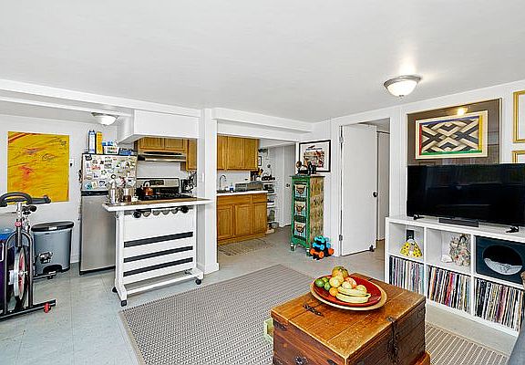 3rd image of 47-11-30 Avenue Grn
