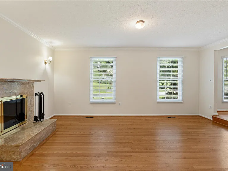 9708 Locust Hill Dr — Photo 14