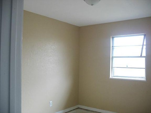 3rd image of 1946 S Oakridge Dr