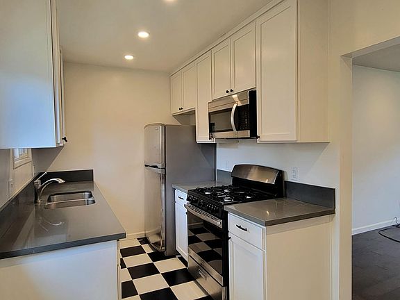 4th image of 2534 N Buena Vista St #2536