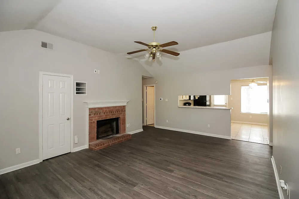 3 bed, 2.0 bath, 1248 sqft, $2,300 — Photo 4