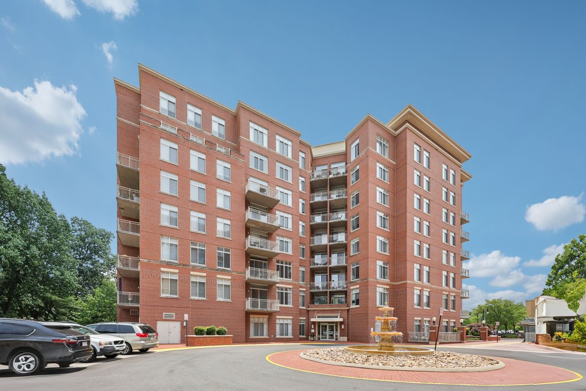 Market Commons Dr-0406-001.jpg