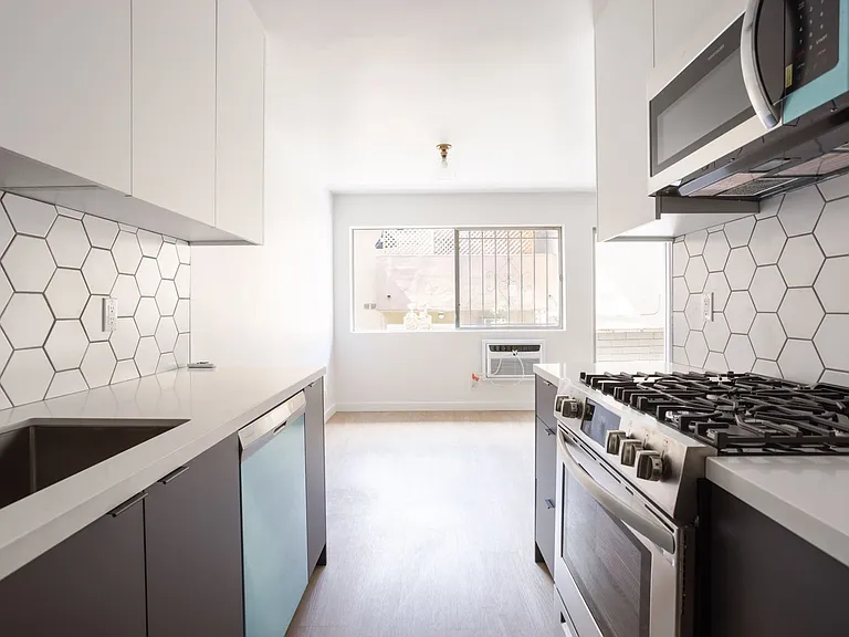 725 Hayworth Apartments — Photo 17