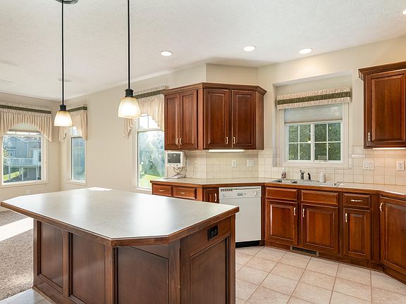 3rd image of 4749 Brentwood Ct