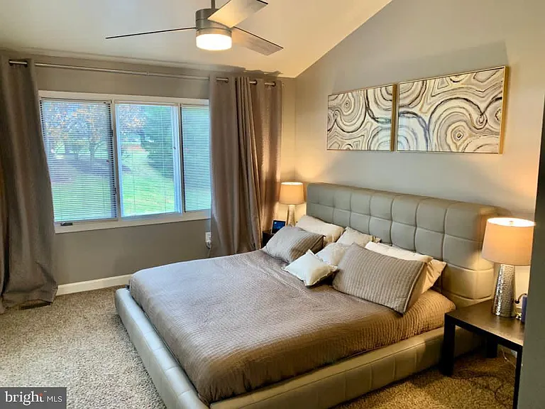 55 Taverngreen Ct — Photo 1