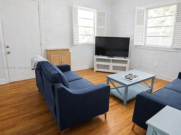 3rd image of 928 Euclid Ave APT 6