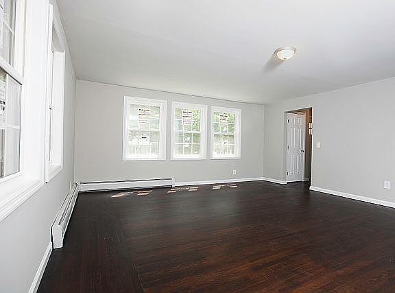3rd image of 10 Eastport Dr