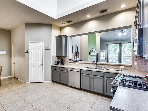 4th image of 31506 Crestwood Park
