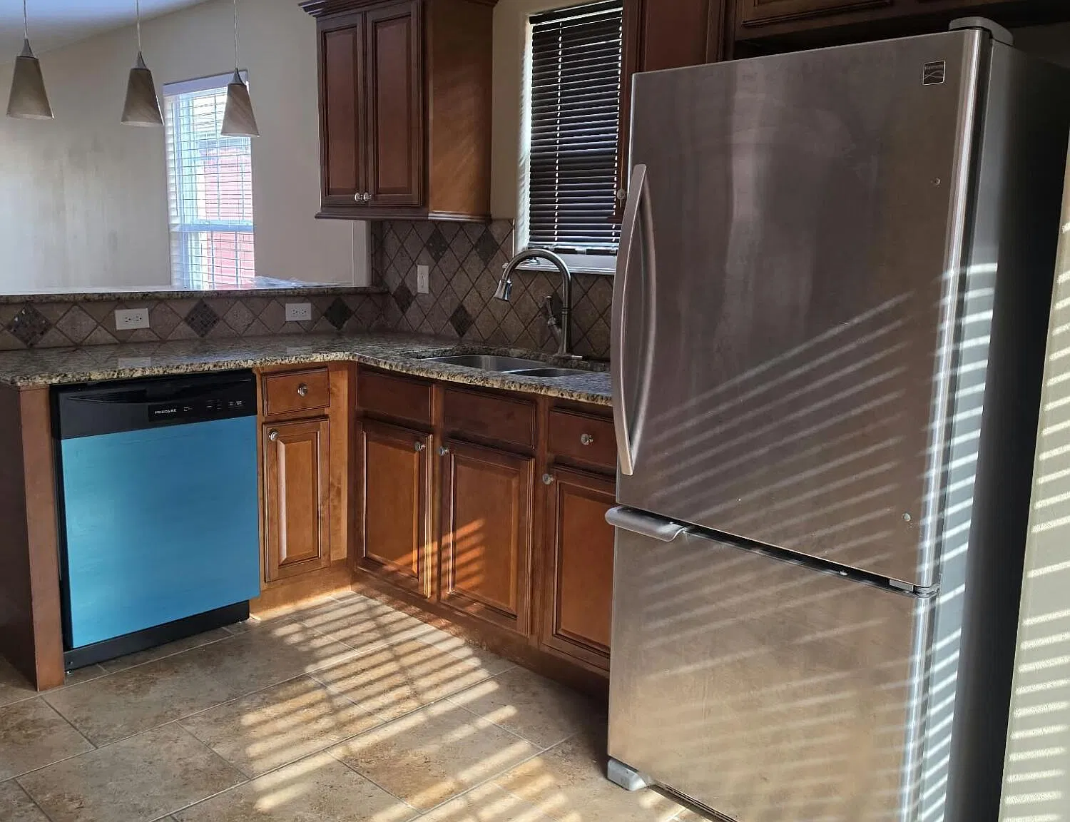 3 bed, 2.0 bath, 1400 sqft, $1,500 — Photo 3
