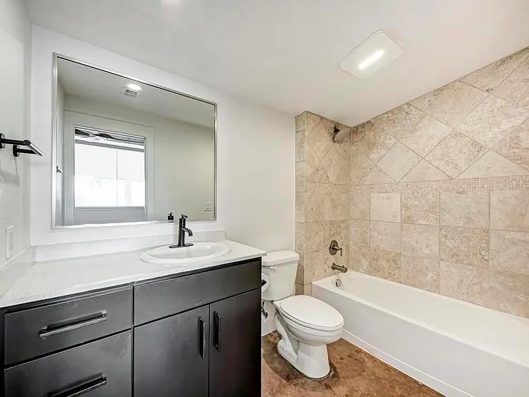 807 E 14th St #305 — Photo 5