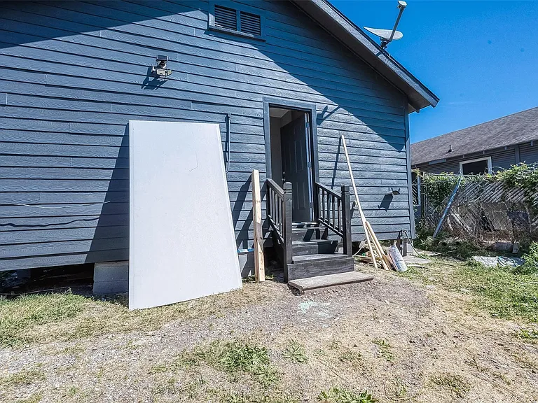 4704 Farmer St — Photo 15