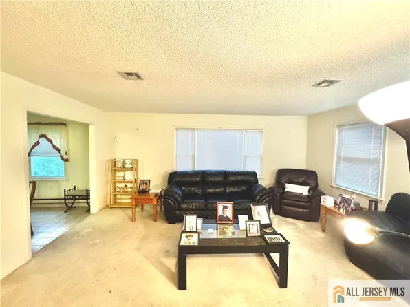 432 N Redding Ln, Monroe Township, NJ 08831