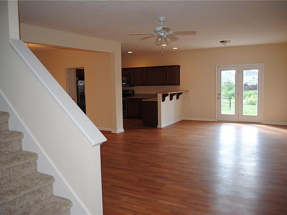 3rd image of 832 Hildebrand Dr