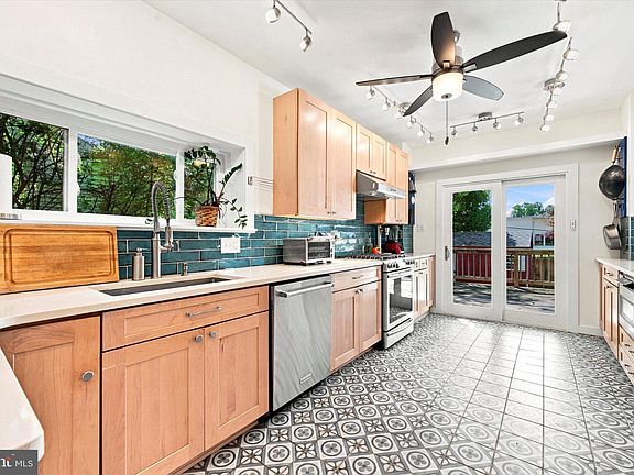 5th image of 129 Harrison Ave