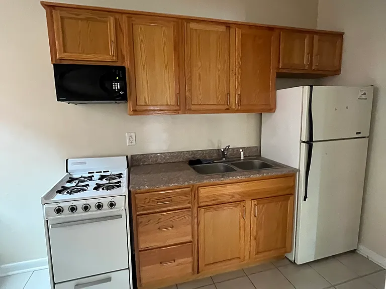 West Grace Apts — Photo 25