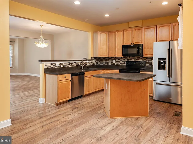 824 Stonehurst Ct — Photo 9