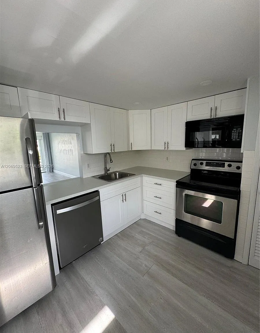 Second Forum Condo — Photo 2