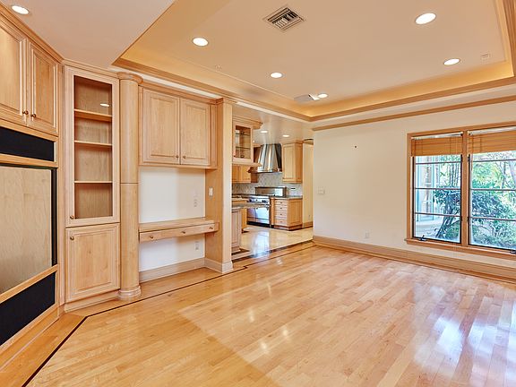 5th image of 216 Marguerita Ave