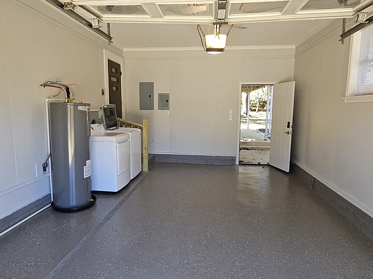 Garage - Washer & Dryer - Coated floor!