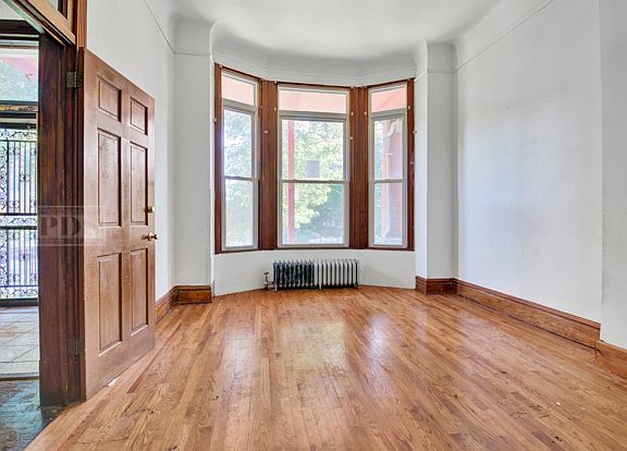 3rd image of 447 E Oakwood Blvd