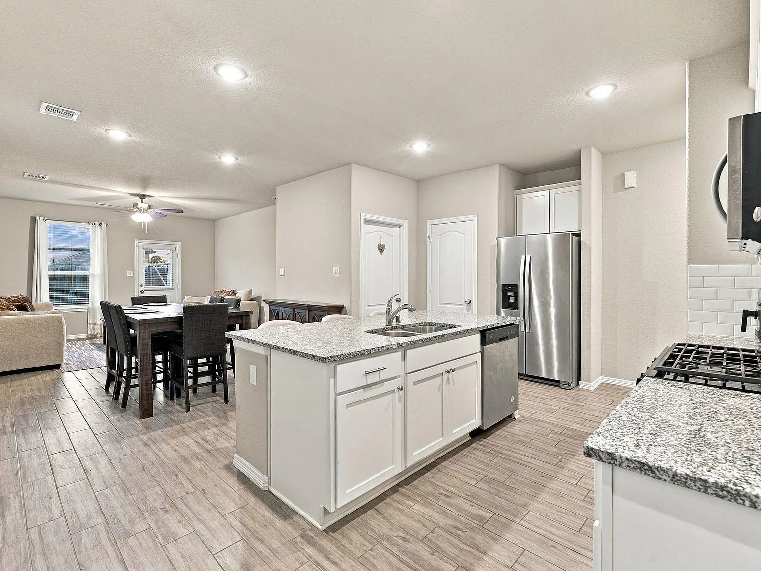 4 bed, 2.0 bath, 1627 sqft, $2,100 — Photo 4