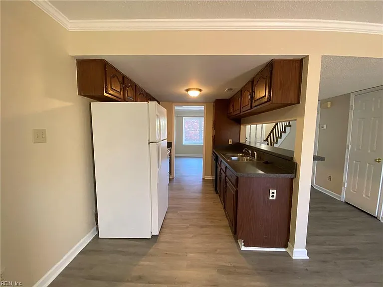 1924 Darnell Dr — Photo 4