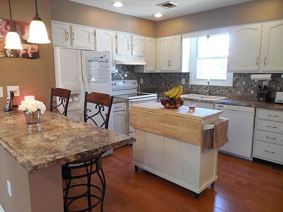 4th image of 806 Indian Springs Dr