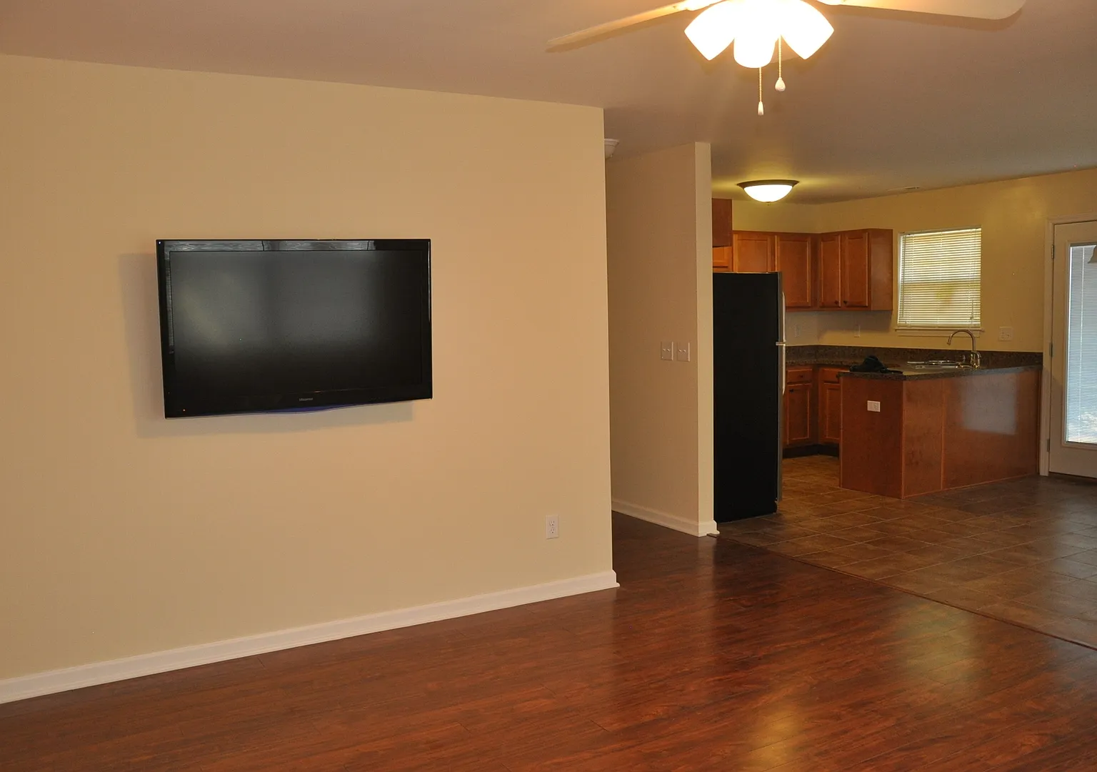 Now Pre Leasing Fall Semester 2026 — Photo 4