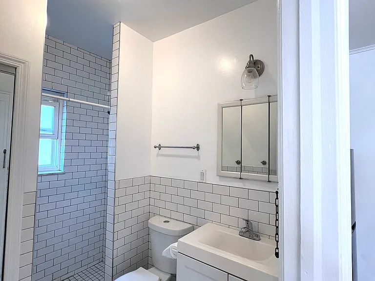 2032 W 4th St #2 — Photo 7