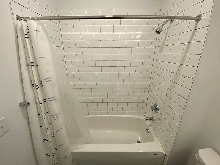 104 Howe St — Photo 118