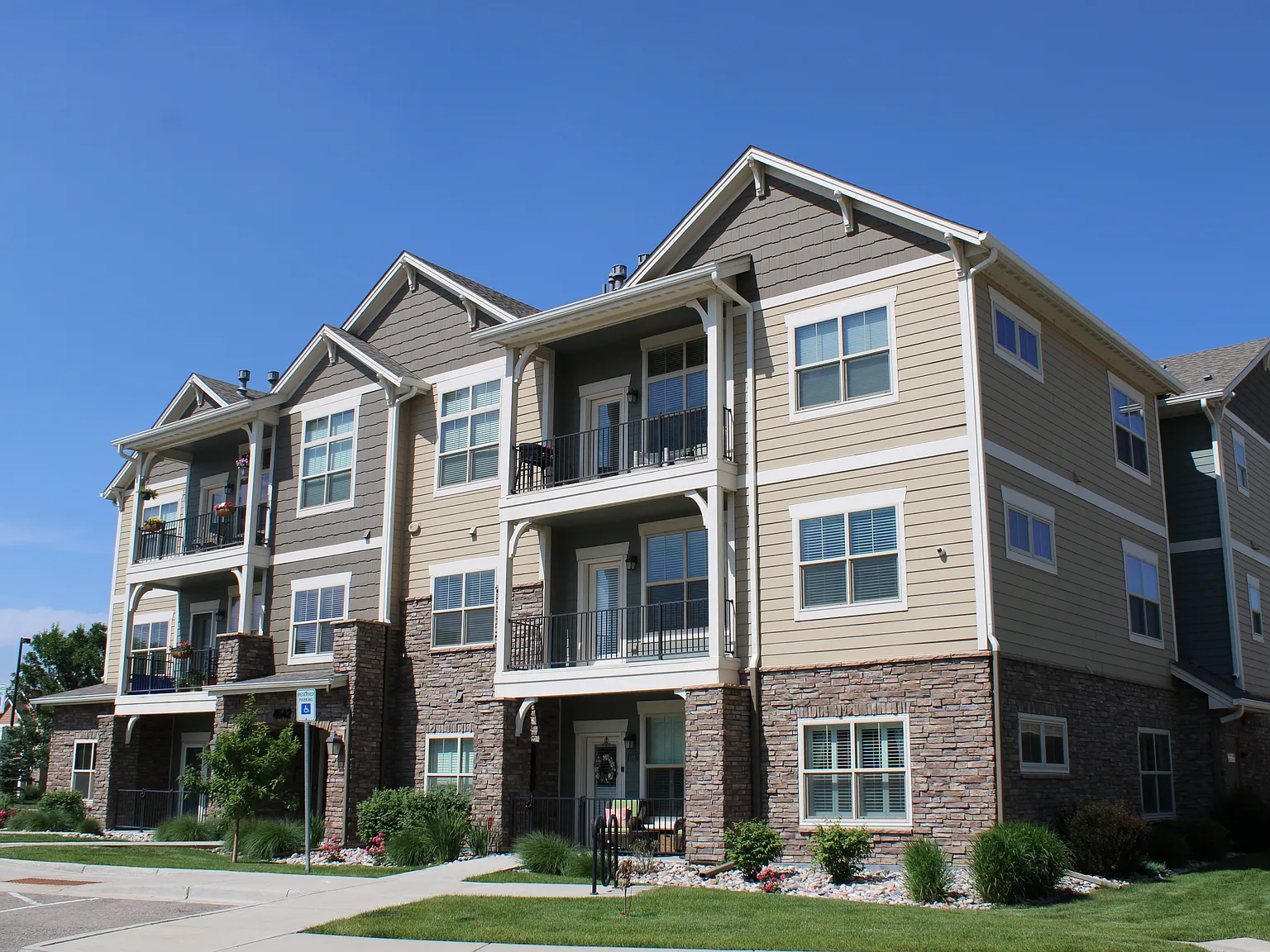 2 bed, 1006 sqft, $2,300 — Photo 1