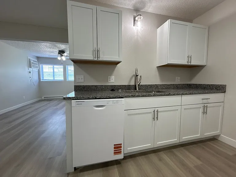 906 E E St — Photo 22