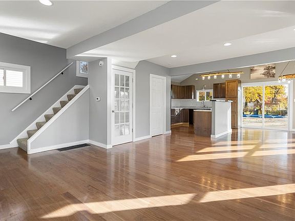 3rd image of 141 Caroline St