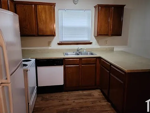 3 bed, 1300 sqft, $1,875 — Photo 2