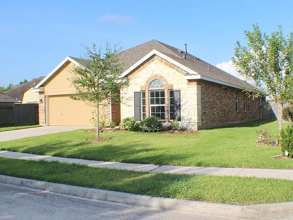 STONE ACCENTS ON FRONT OF HOME