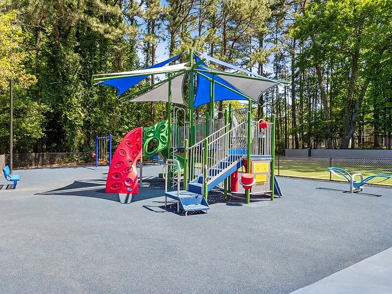 2311 Dunwoody Xing — Photo 32