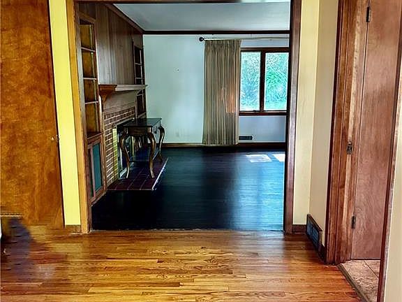 2nd image of 403 Lawn Ave
