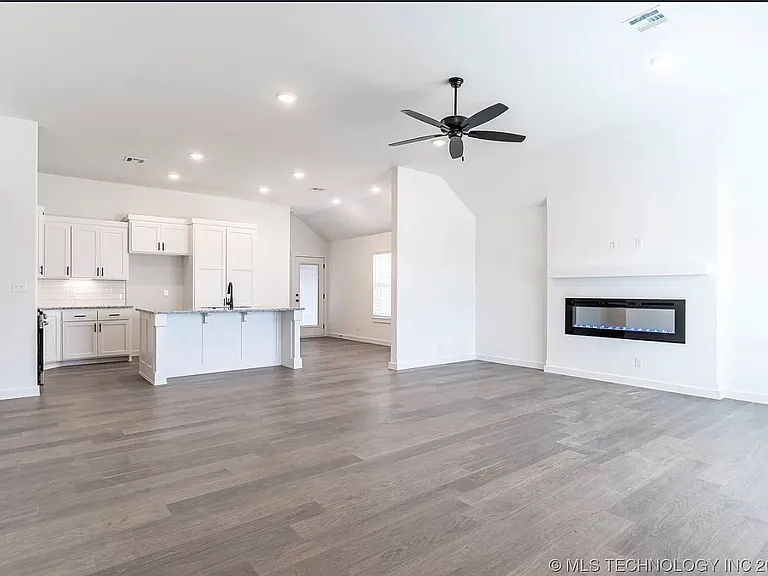 14620 S Lakewood Pl — Photo 2