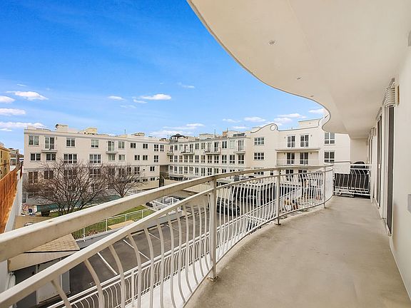 5th image of 3112 Emmons Ave #206