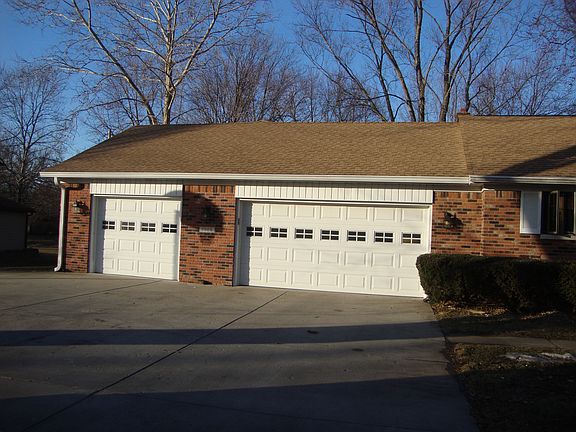 Huge 3 car garage!
