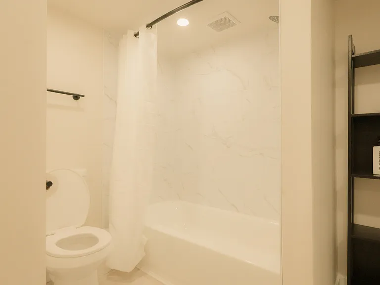 6605 N Sheridan Rd #3 — Photo 14