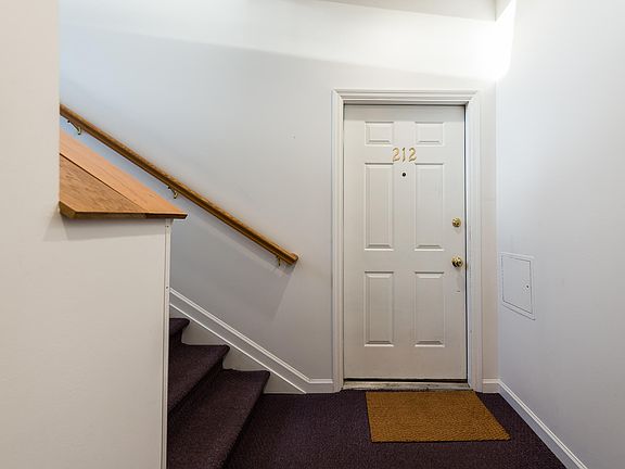 3rd image of 212 Cherry Lane Dr
