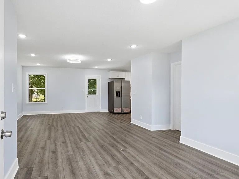 221 Bob White Dr — Photo 4