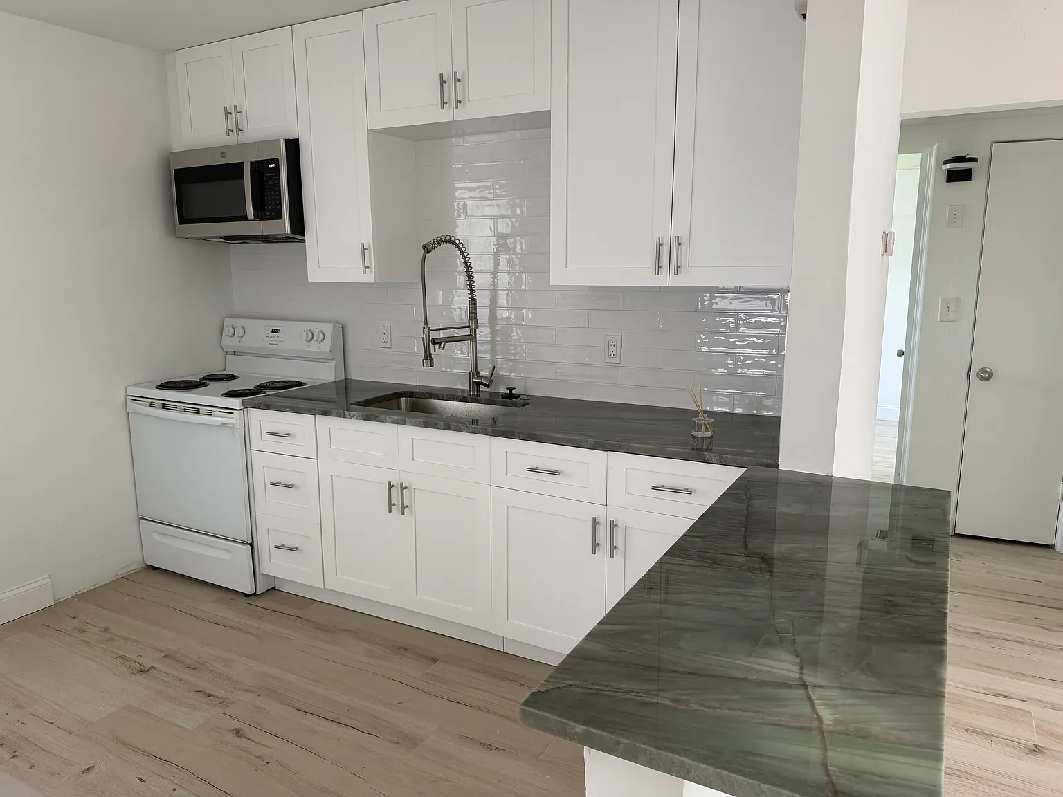 2 bed, 940 sqft, $1,900 — Photo 2