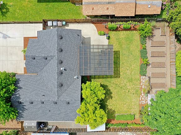 3rd image of 739 NW Garibaldi St