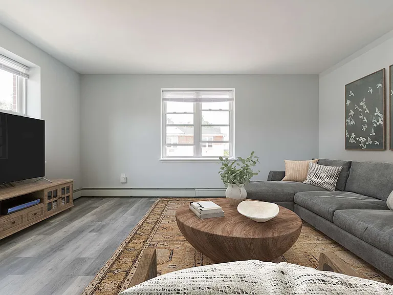 150 N Broadway St — Photo 2
